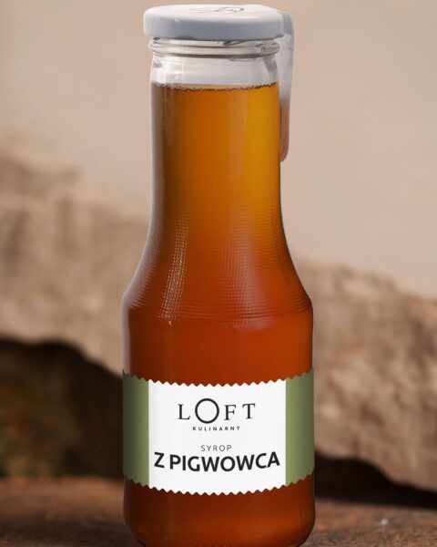 syrop z pigwowca w szklanej butelce na loftowym tle