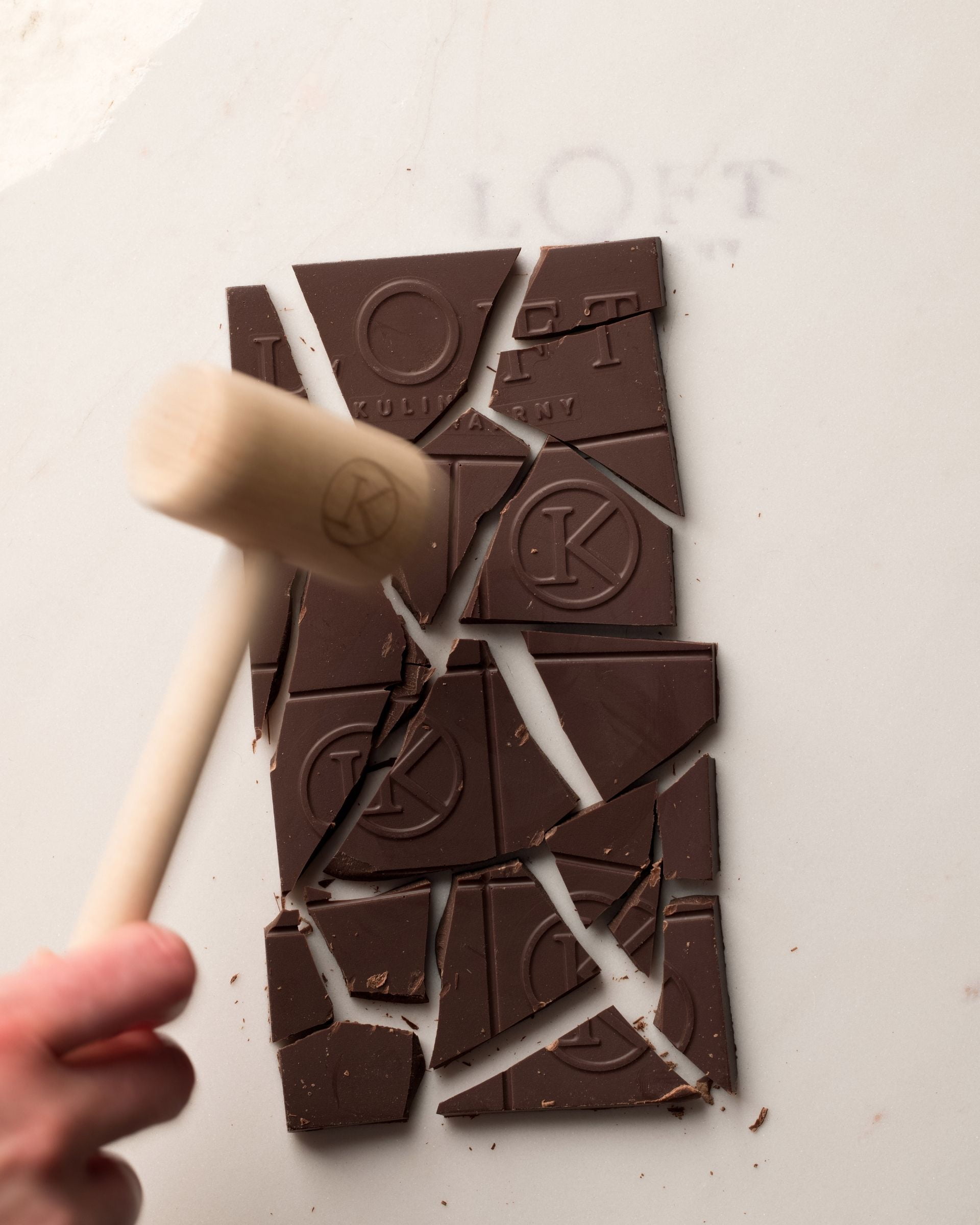 Zestaw rzemieślniczy czekolada  i młotek do czekolady