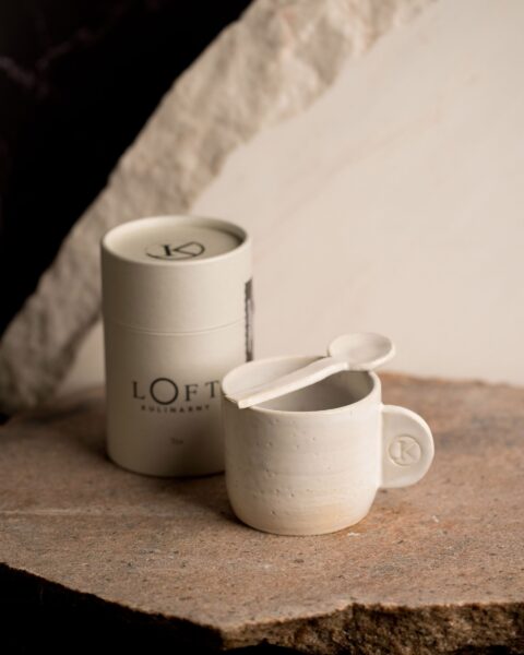 zestaw herbaciany w bieli z kubkiem ceramicznym i herbatą Loft Kulinarny