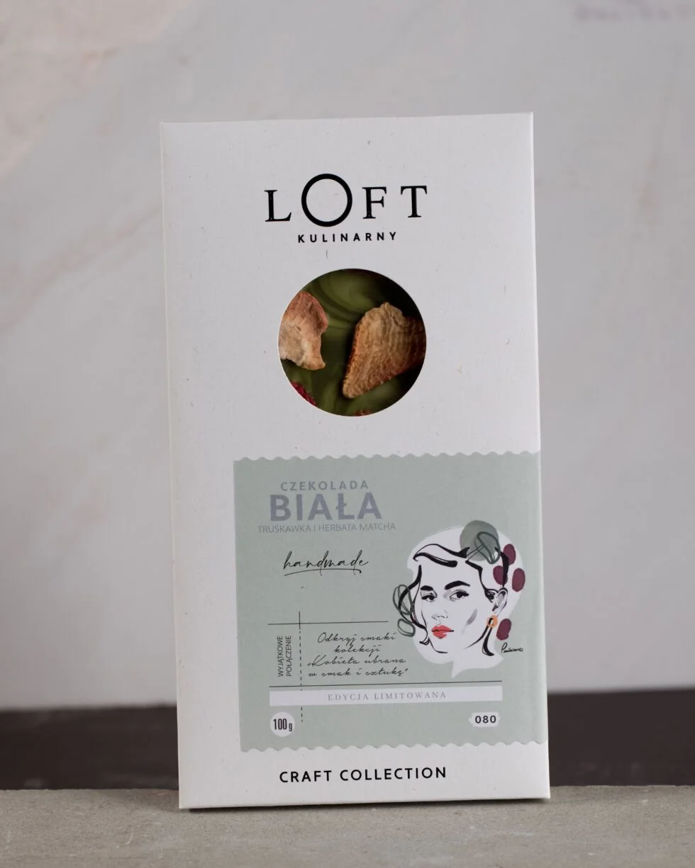 czekolada biała z truskawkami i matchą kolekcja Kobieta ubrana w smak i sztukę