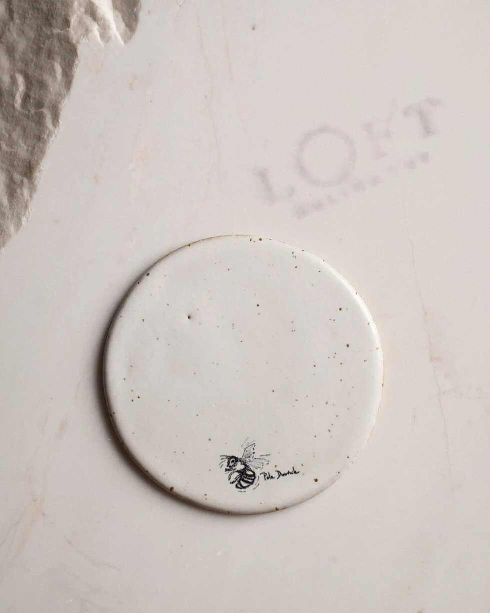 Podkładka pod kubek z pszczołą by Pola Dwurnik - ręcznie robiona ceramika