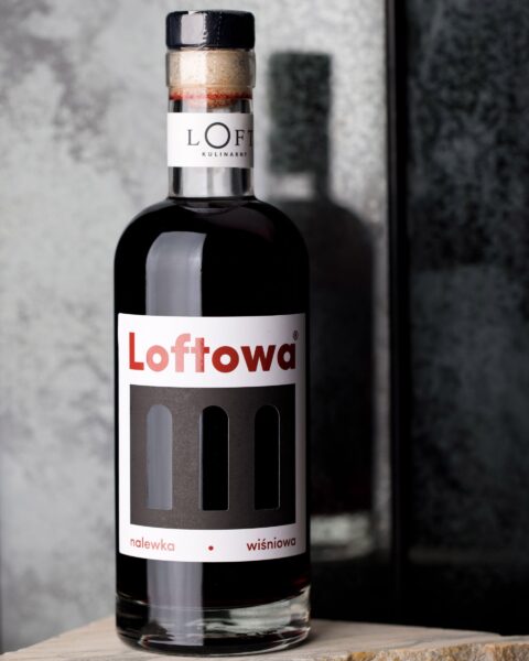 nalewka wiśniowa w butelce 500 ml o ciemnoczerwonej barwie