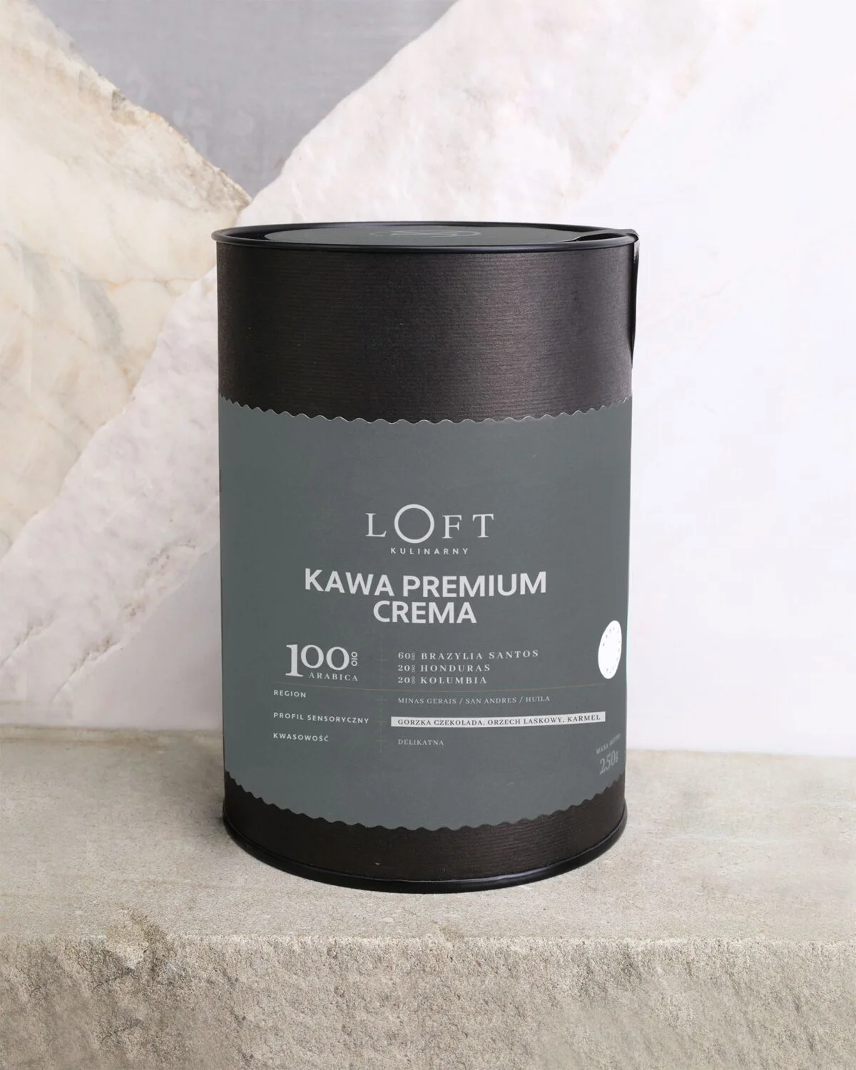 kawa mielona Premium Crema w puszce i opakowaniu na loftowym tle
