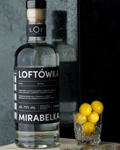 wódka z mirabelki Loftówka w butelce 500 ml na ciemnym loftowym tle