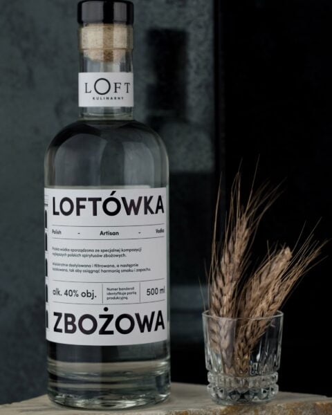 wódka zbożowa rzemieślnicza Loftówka w butelce 500 ml na ciemnym loftowym tle