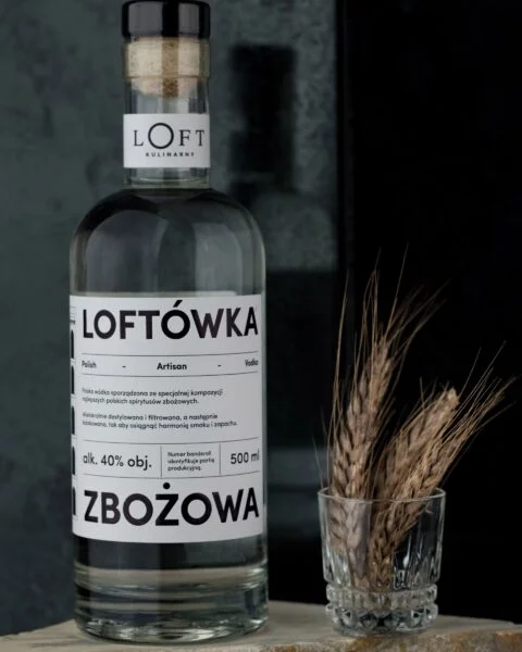 wódka zbożowa rzemieślnicza Loftówka w butelce 500 ml na ciemnym loftowym tle