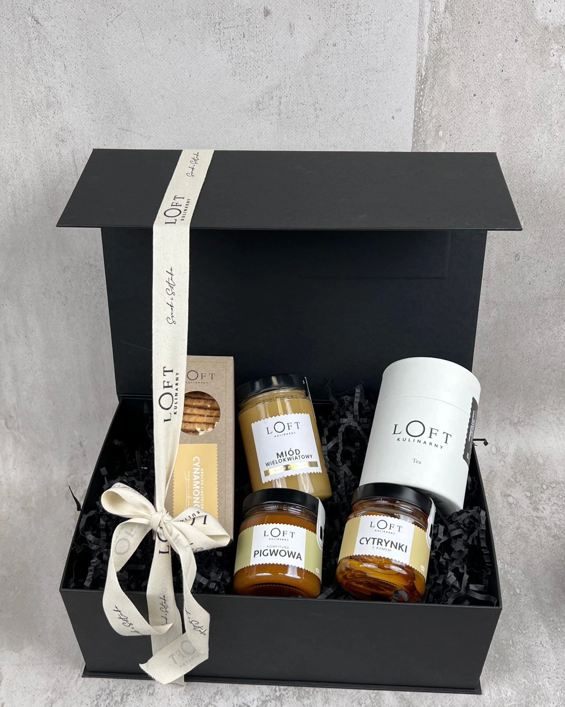 Zestaw herbaciany z z dziką różą i hibiskusem, słoiczkiem miodu wielokwiatowego,konfiturą pigwową, cytrynkami z imbirem i kruchymi ciasteczkami cynamonowymi.