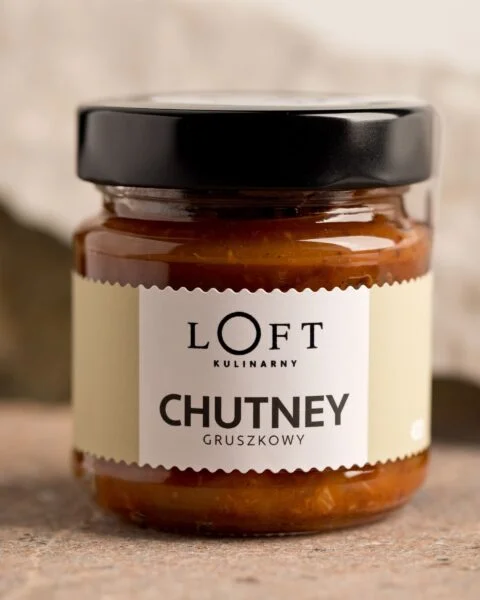 Chutney gruszkowy w szklanym słoiku, gęsty sos z kawałkami gruszek i przypraw