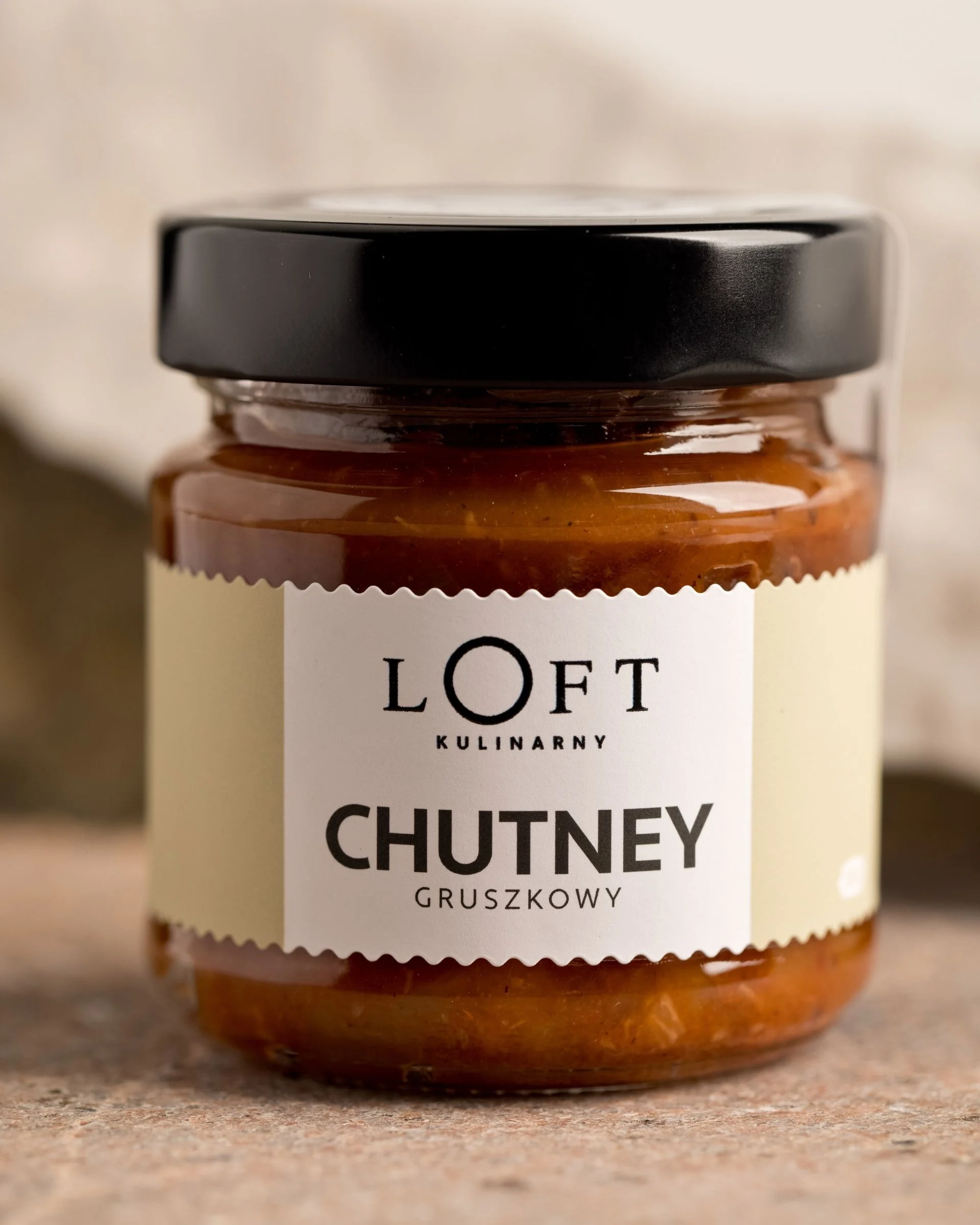 Chutney gruszkowy w szklanym słoiku, gęsty sos z kawałkami gruszek i przypraw