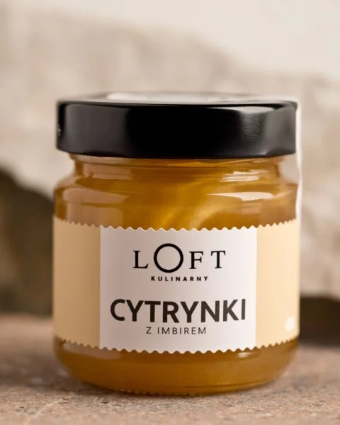 Cytrynki z imbirem w szklanym słoiku, plastry cytryny w syropie z dodatkiem imbiru