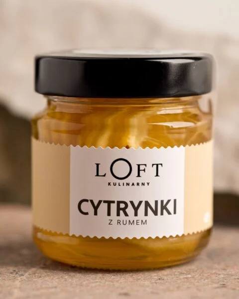 Cytrynki z rumem w szklanym słoiku, plastry cytryny w aromatycznym syropie z rumem