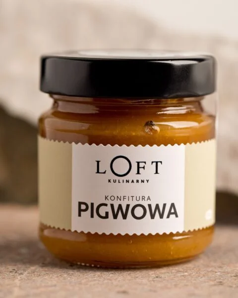 Konfitura pigwowa o obniżonej zawartości cukru w szklanym słoiku, pełna kawałków pigwy