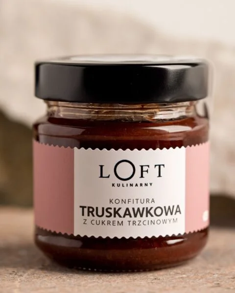 konfitura truskawkowa w szklanym słoiku, o obniżonej zawartości cukru, na loftowej kuchennej półce