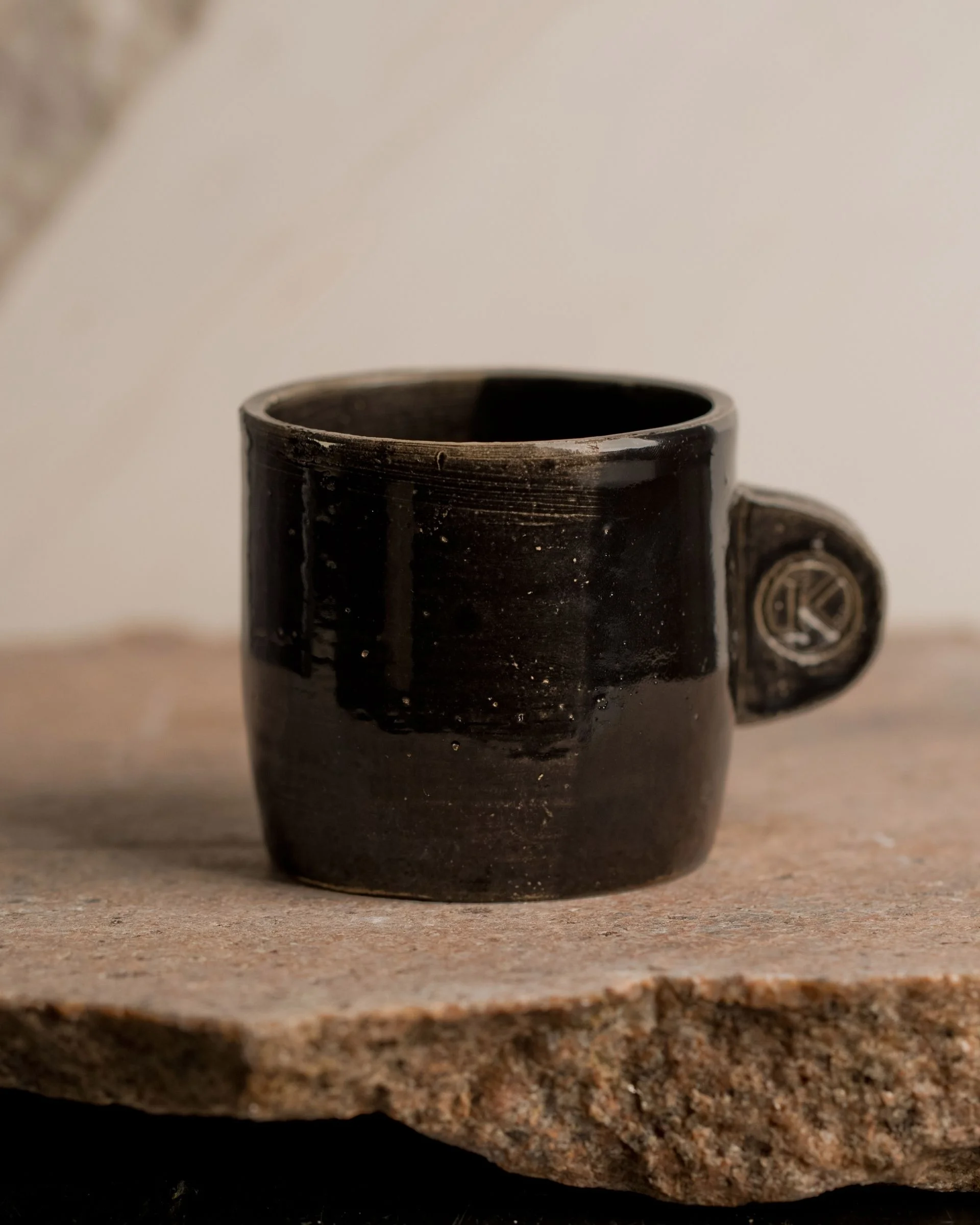 Czarny kubek ceramiczny 250 ml - ręcznie robiony, przecierany, monogram Loft Kulinarny