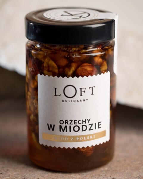 Orzechy w miodzie w słoiku – elegancka przekąska premium na loftowym tle