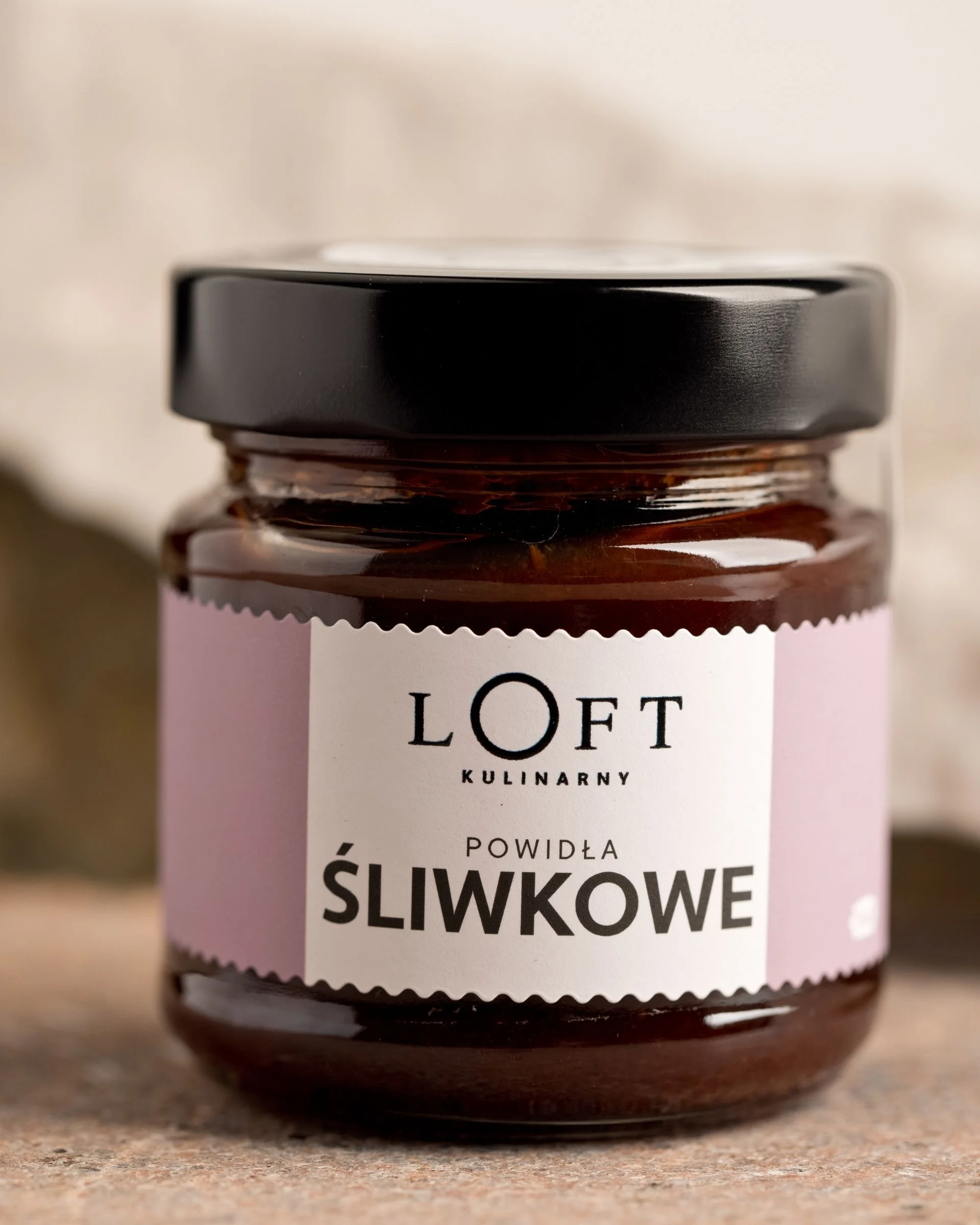 Powidła śliwkowe w szklanym słoiku, gęsty przetwór z polskich śliwek