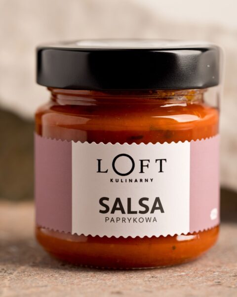 Salsa paprykowa w szklanym słoiku, gęsty paprykowy dip podany z pieczywem