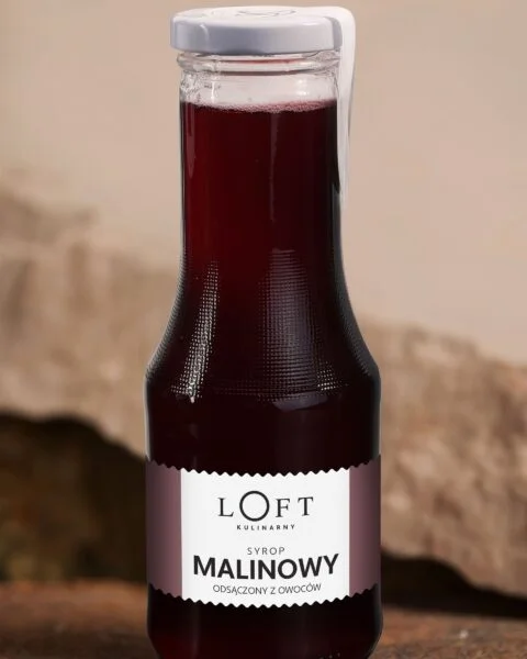 syrop malinowy w szklanej butelce na loftowym tle