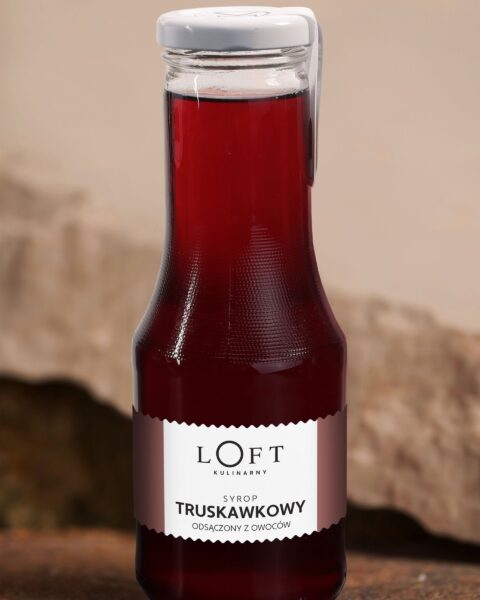 syrop truskawkowy w szklanej butelce na loftowym tle