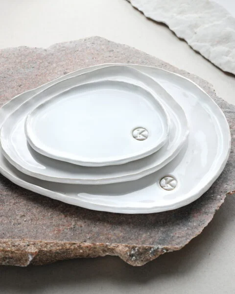 Talerze ceramiczne z białej kamionki – ręcznie wykonane, trzy rozmiary