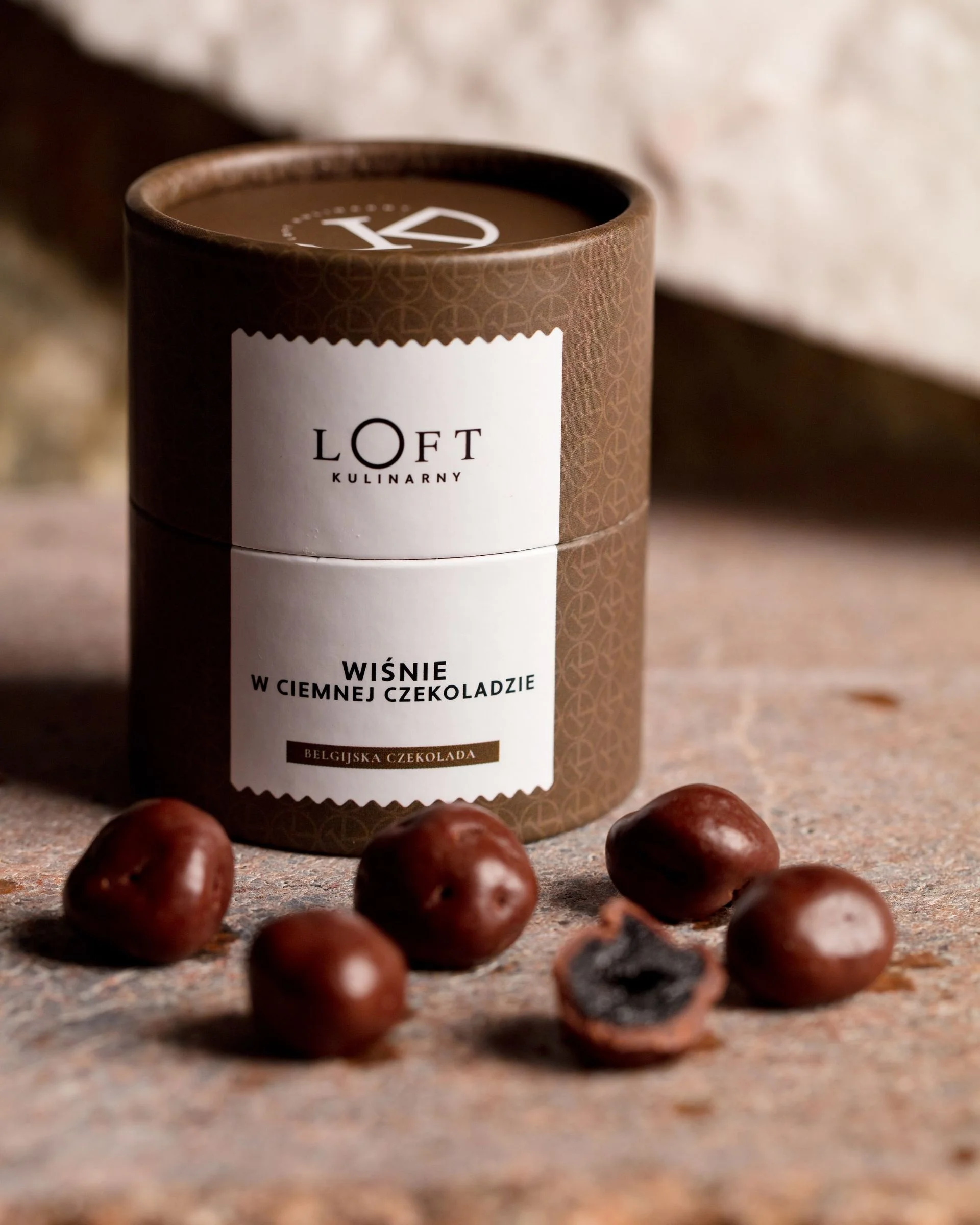 wiśnie w ciemnej czekoladzie w eleganckim opakowaniu na loftowym tle