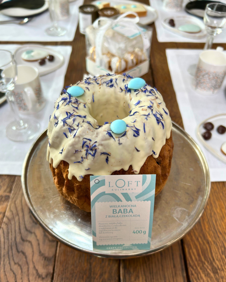 Wielkanocna baba drożdżowa z białą czekoladą i jadalnymi kwiatami w karbowanej formie