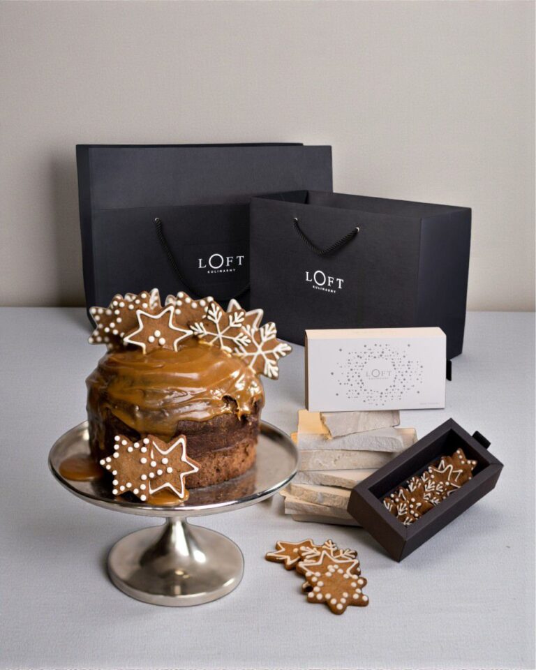 Zestaw prezentowy Gwiazdka z babą maślaną, kremem słony karmel i mini piernikami w czarnej torbie premium