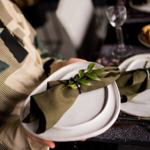 MIR_6443 Loftowy stół na Wielkanoc - biały len, czarne dodatki, gałązki zieleni i jaja ułożone na czarnej paterze