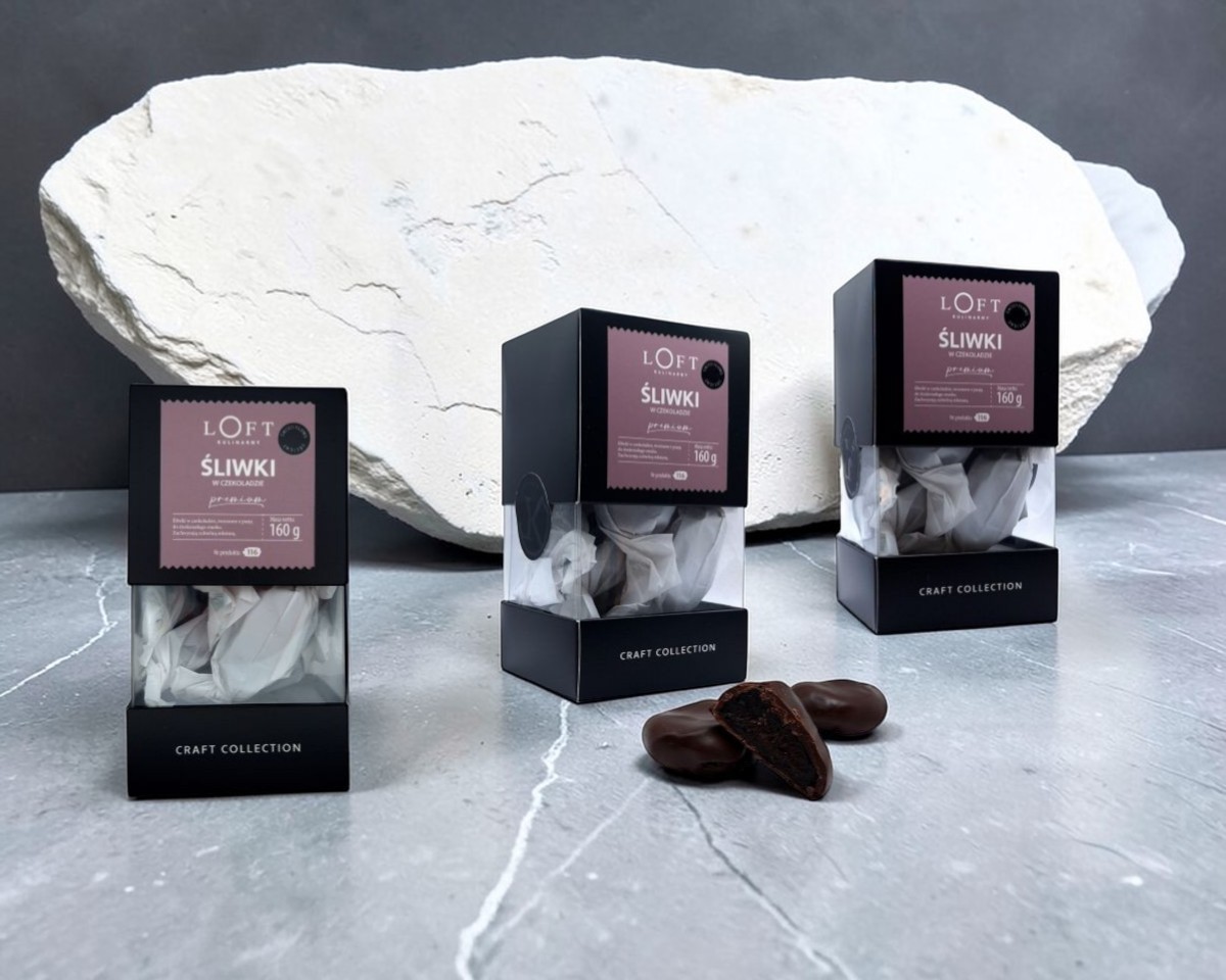 Obrus lniany biały 100×100 cm z polskiego lnu na eleganckim stole