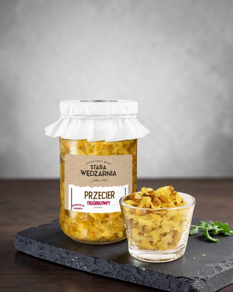 Przecier ogórkowy Stara Wędzarnia - na czarnym kamiennym talerzu, drewniany stol, szare cementowe tlo, zielone ziola