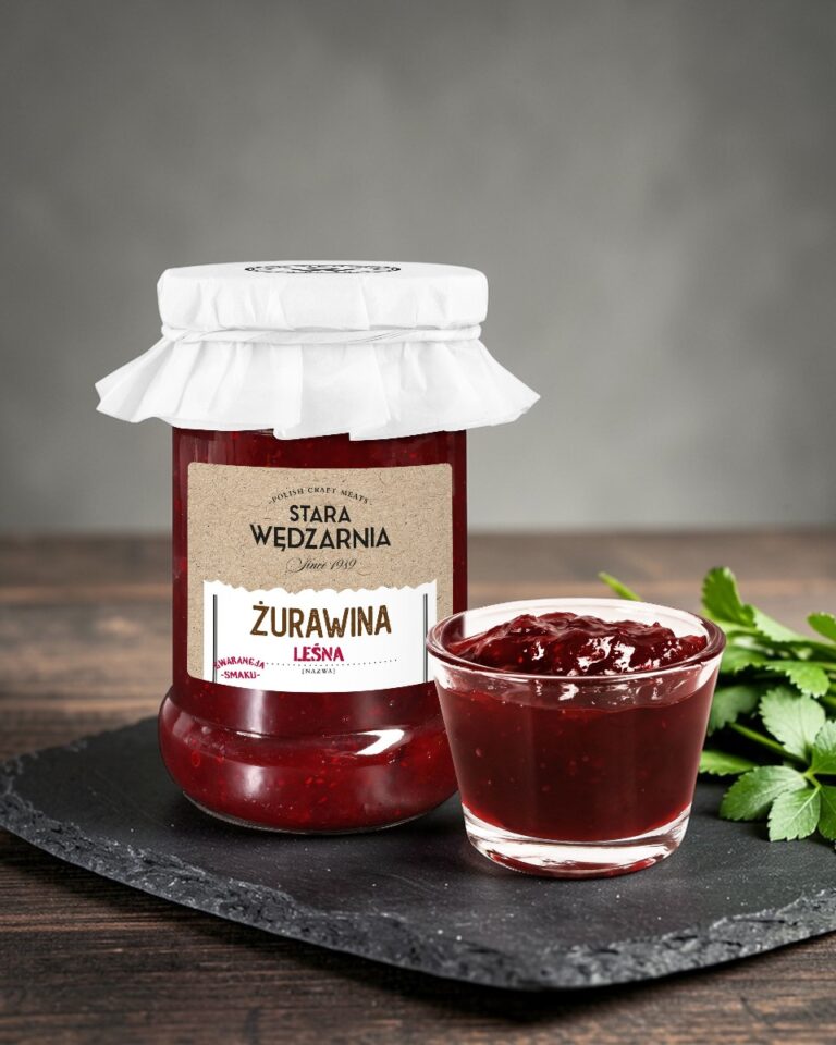 Żurawina leśna Stara Wędzarnia - na czarnym kamiennym talerzu, drewniany stol, szare cementowe tlo, zielone ziola