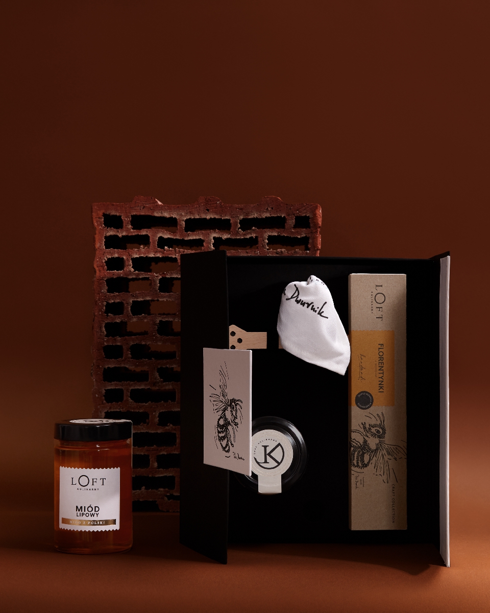 Miód wielokwiatowy w&nbsp;słoiku – naturalny miód do&nbsp;kuchni na&nbsp;loftowym tle