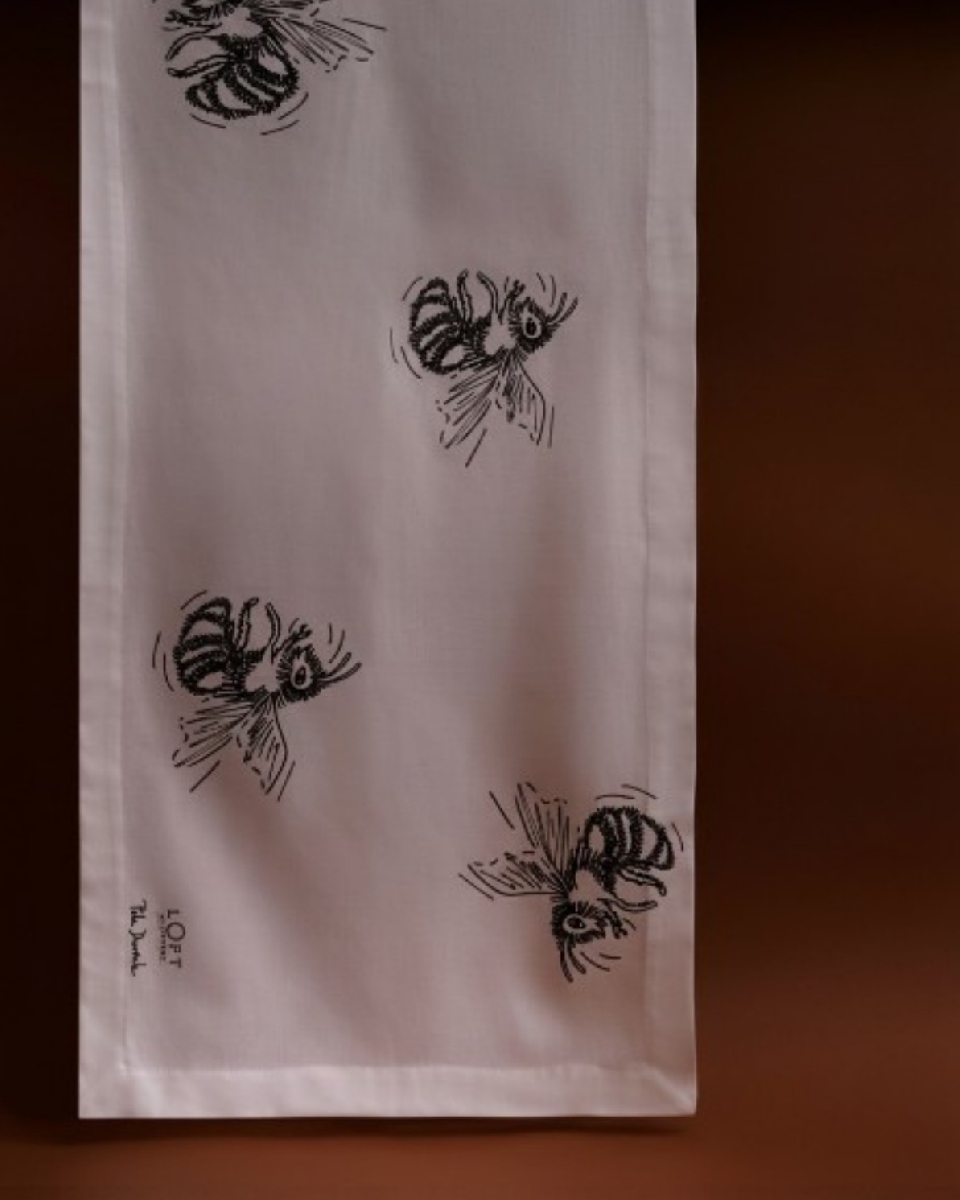 Konfitura pigwowa o&nbsp;obniżonej zawartości cukru w&nbsp;szklanym słoiku, pełna kawałków pigwy