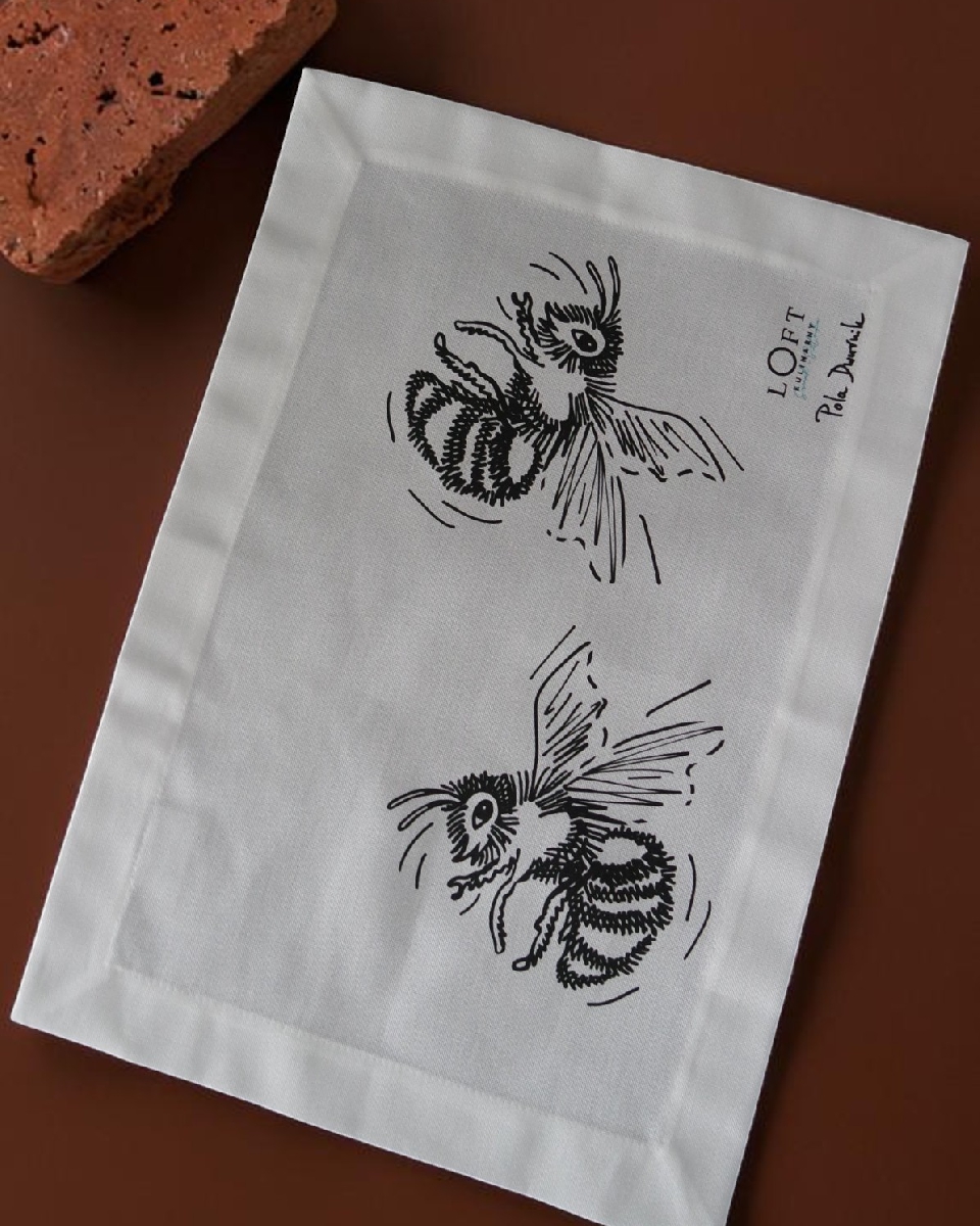 syrop malinowy w&nbsp;szklanej butelce na&nbsp;loftowym tle