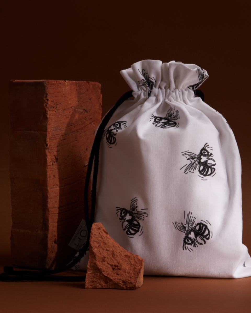 syrop malinowy w&nbsp;szklanej butelce na&nbsp;loftowym tle